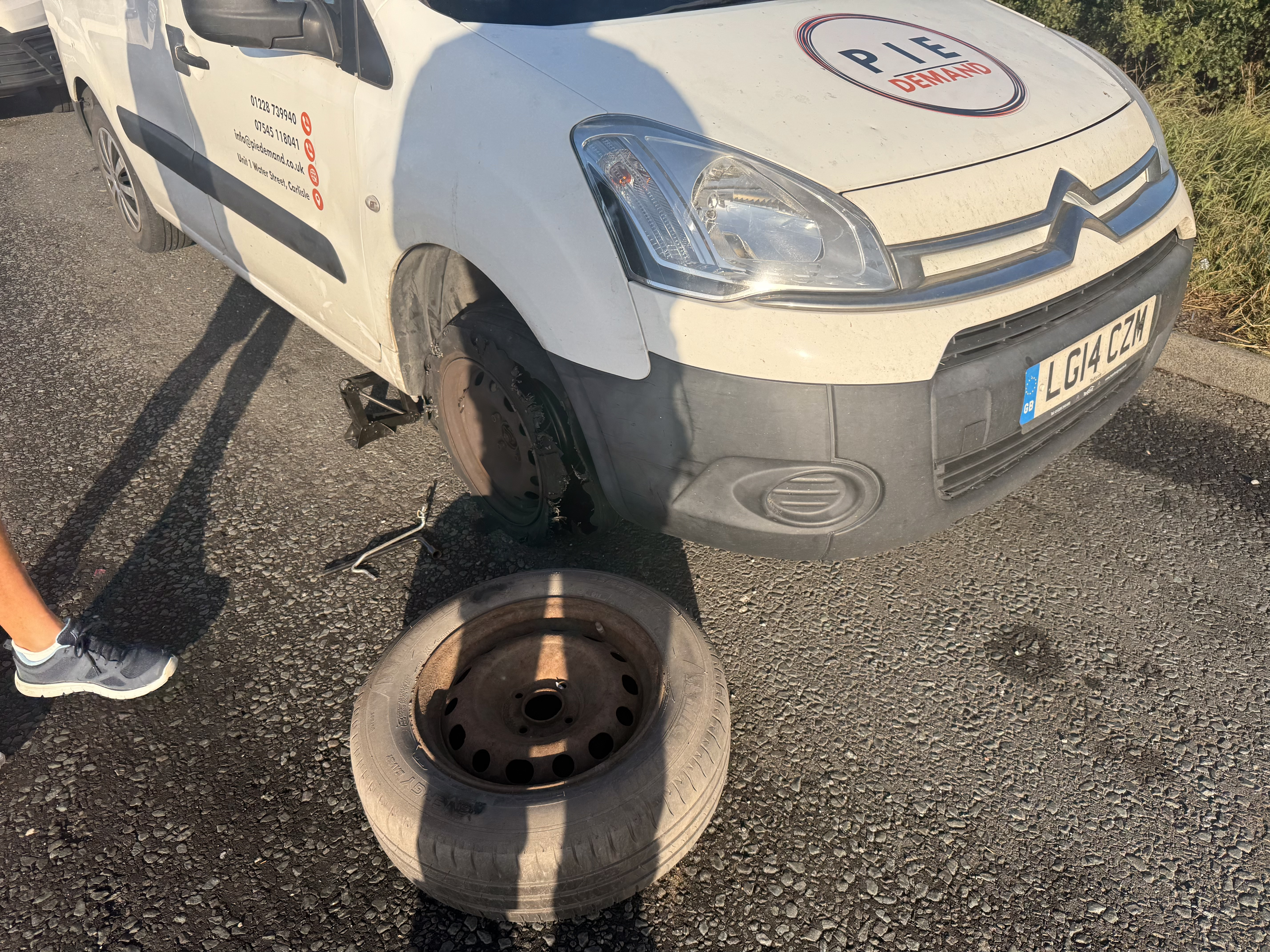 Mobile spare tyre change assistance